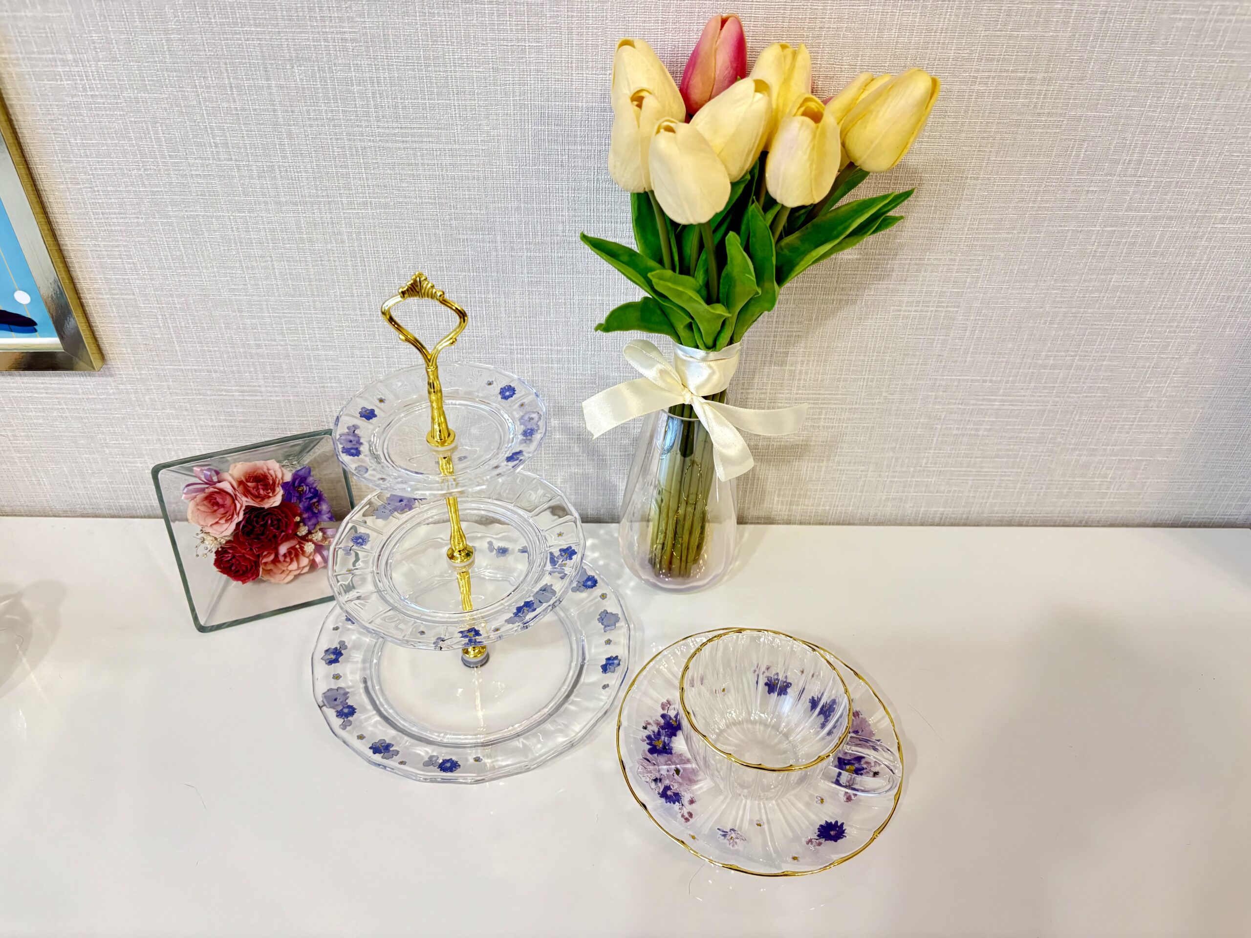 ケーキスタンドとティーカップ